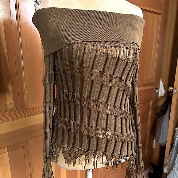 Gorgeous Off Shoulder Sweater - Picture 2 of 16